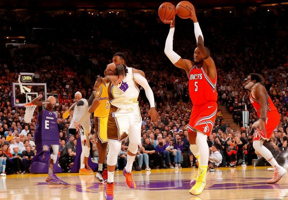 2011年NBA经典对决：科比VS姚明，湖人火箭巅峰之战(图4)